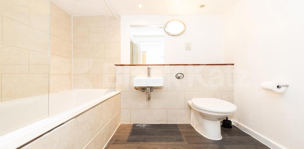 			AMAZING ZONE 1 LOCATION!, 3 Bedroom, 2 bath, 1 reception Flat			 Farringdon Road, FARRINGDON / HOLBORN